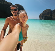 Giovanna Lancellotti e Gabriel Davi fazem caras e bocas na praia