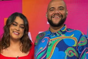 Gominho e Preta Gil posam juntos e sorridentes