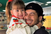 Após separação, Zé Felipe se declara para a filha: "Louco de saudade"
Após separação, Zé Felipe se declara para a filha: "Louco de saudade"