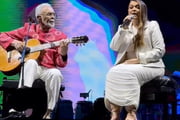 Preta Gil e Gilberto Gil cantando lado a lado em uma apresentação surpresa Preta Gil e Gilberto Gil cantando lado a lado em uma apresentação surpresa