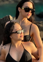 Mari Fernandez e Júlia Ribeiro posam de óculos escuros Mari Fernandez e Júlia Ribeiro posam de óculos escuros