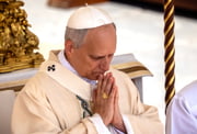 O novo papa Leão XIV com um anel de pescador e um pálio em sua posse na Praça de São Pedro O novo papa Leão XIV com um anel de pescador e um pálio em sua posse na Praça de São Pedro