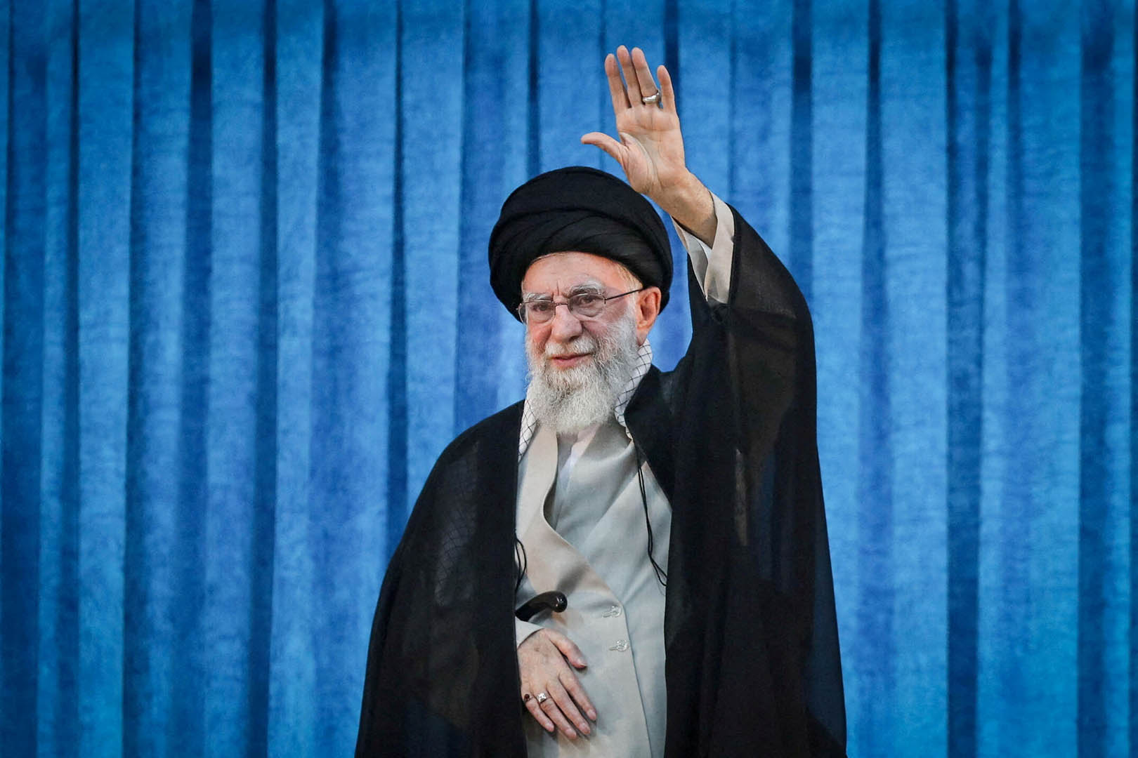 O líder supremo do Irã, aiatolá Ali Khamenei, acena durante o 36º aniversário da morte do líder da Revolução Islâmica do Irã de 1979, o aiatolá Ruhollah Khomeini, no santuário de Khomeini no sul de Teerã, Irã (4/6/2025) | Foto: Divulgação via Reuters/Gabinete do Líder Supremo Iraniano/WANA (West Asia News Agency)/Foto de arquivo