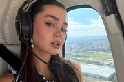 Franciny Ehlke posa no helicóptero durante viagem