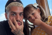 Zé Felipe e Maria Alice fazem careta para a câmera