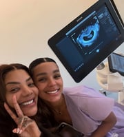 Ludmilla e Brunna Gonçalves posam ao lado da tela com o ultrassom de Zuri