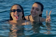 Mari Fernandez e Júlia Ribeiro tomam banho de mar Mari Fernandez e Júlia Ribeiro tomam banho de mar