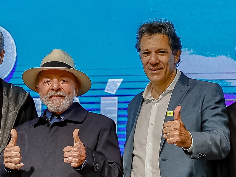 Presidente da República, Luiz Inácio Lula da Silva, durante a cerimônia de retomada das operações do Porto de Itajaí, ao lado do ministro da Fazenda, Fernando Haddad