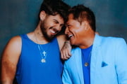 Leonardo e Zé Felipe  posam juntos e sorridentes