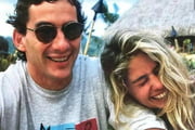 Adriane Galisteu comemora aniversário de Ayrton Senna com foto antiga