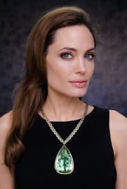 Angelina já colaborou com grandes nomes da moda, entre os trabalhos está a coleção de joias criada para a Robert Procop Angelina já colaborou com grandes nomes da moda, entre os trabalhos está a coleção de joias criada para a Robert Procop