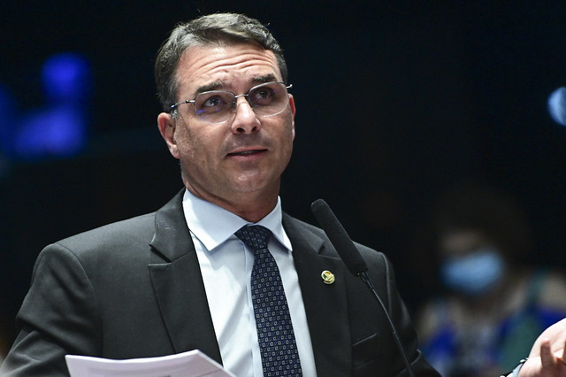Senador Flávio Bolsonaro critica indiciamento de Carlos e vê ação da PF como resposta à movimentação eleitoral do clã Bolsonaro | Foto: Andressa Anholete/Agência Senado