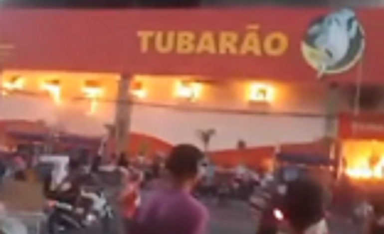 Incêndio atinge Atacadão em Duque de Caxias; pessoas invadem e saqueiam a loja – Diário do Rio de Janeiro