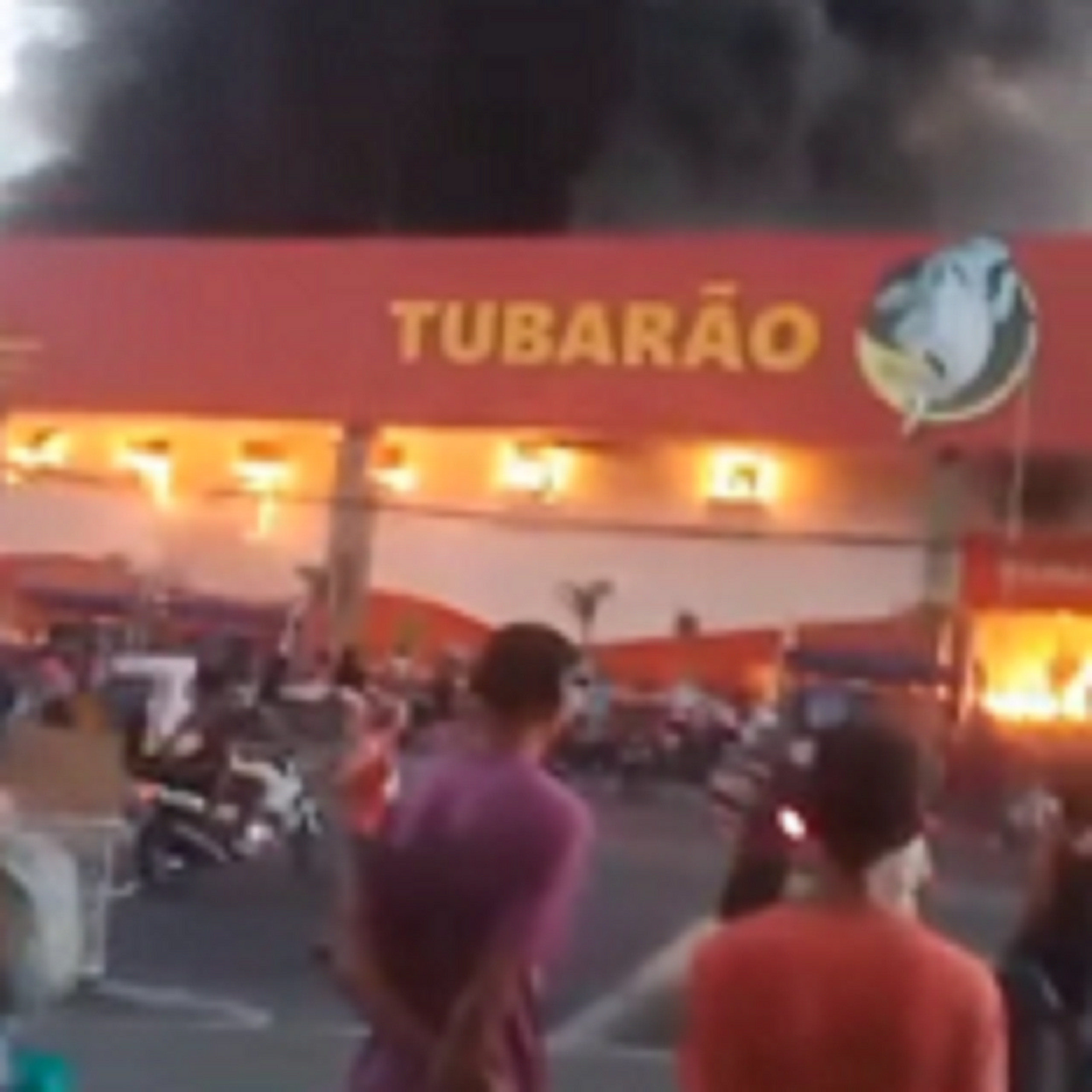 Incêndio atinge Atacadão em Duque de Caxias; pessoas invadem e saqueiam a loja – Diário do Rio de Janeiro