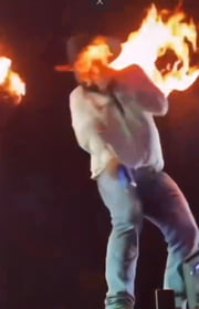 Quando teve o rosto atingido por fogo que saía de uma máquina de efeitos especiais