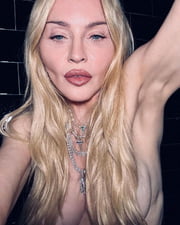 Entretanto, o que chamou a atenção foi que ela estava de topless Entretanto, o que chamou a atenção foi que ela estava de topless