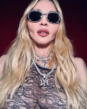 A Rainha do Pop deixou, ainda, uma sugestão para lá de sugestiva: "Diversão quente no verão", escreveu Madonna