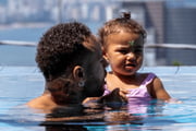 Neymar e a filha Mavie na piscina Neymar e a filha Mavie na piscina