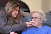 Norma Burton, a vovó do TiikTok, com a neta Jess