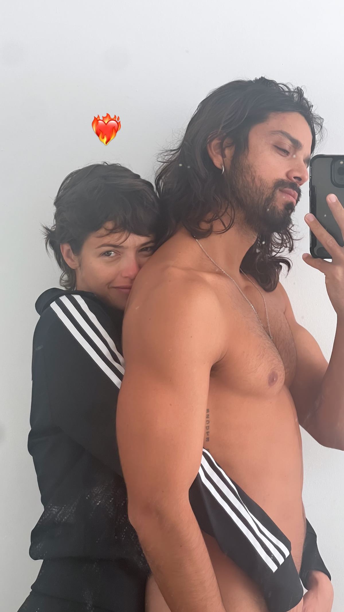 Foto colorida de Rodrigo Simas e Agatha Moreira