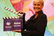 Xuxa no dia em que assinou contrato com a Record, em 2015