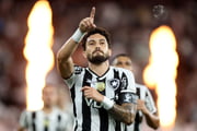 Alex Telles fez o gol de estreia do Fogão na competição.