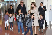 TOKYO, JAPAN - NOVEMBER 08:  Brad Pitt, Angelina Jolie and their six children Maddox, Pax, Zahara, Shiloh, Knox, and Vivienne arrive  at Haneda International Airport on November 8 in Tokyo, Japan. (Photo by Jun Sato/WireImage)