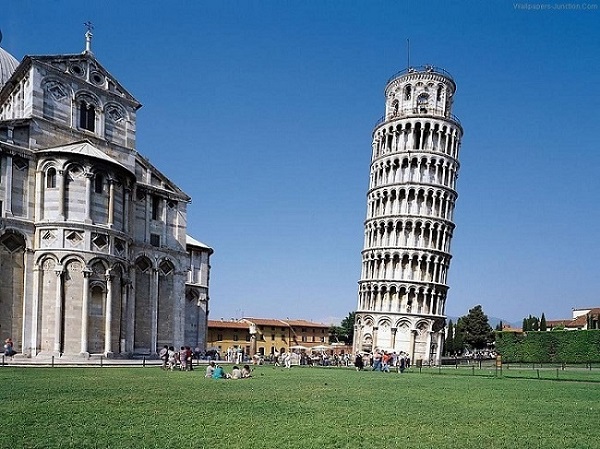 Torre de Pisa, é um campanário da catedral da cidade italiana de Pisa, um dos pontos turísticos mais famosos do país