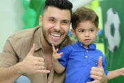 Murilo Huff posa com o filho, Leo