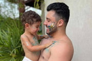 Murilo Huff e o filho Leo posam sorridentes para as redes sociais