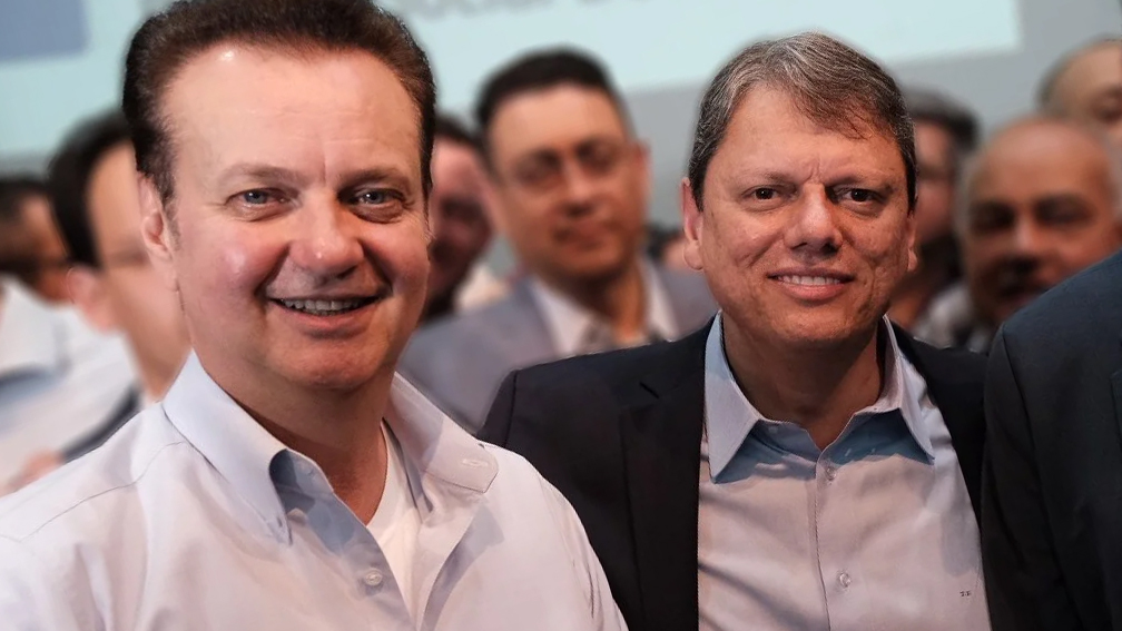 Tarcísio posa para foto com Gilberto Kassab | Foto: Reprodução/Redes sociais