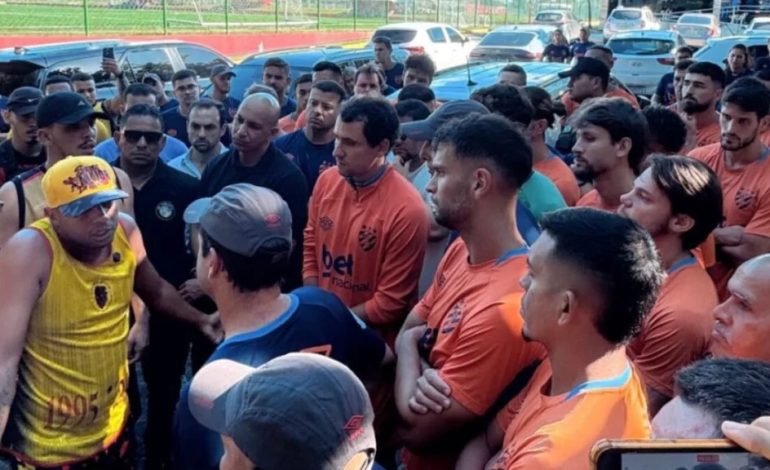 Torcedores de organizada do Sport invadem CT do clube e agridem jogadores