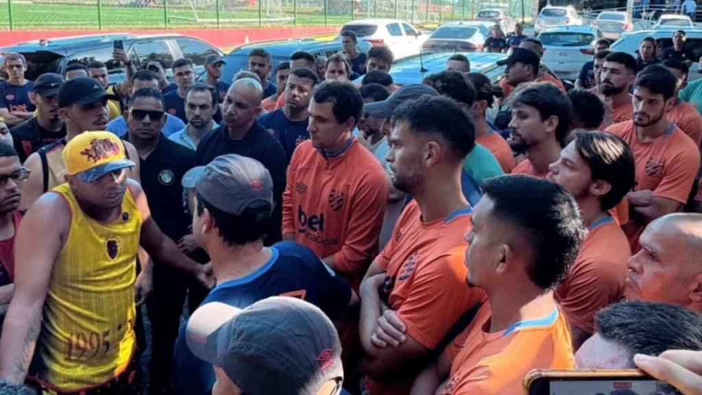 Torcedores de organizada do Sport invadem CT do clube e agridem jogadores