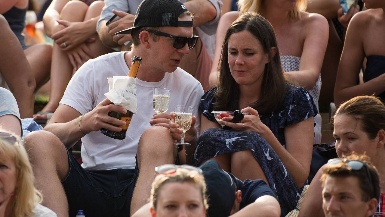 ‘Evitem abrir garrafas de champanhe’: o pedido inusitado de árbitro em Wimbledon
