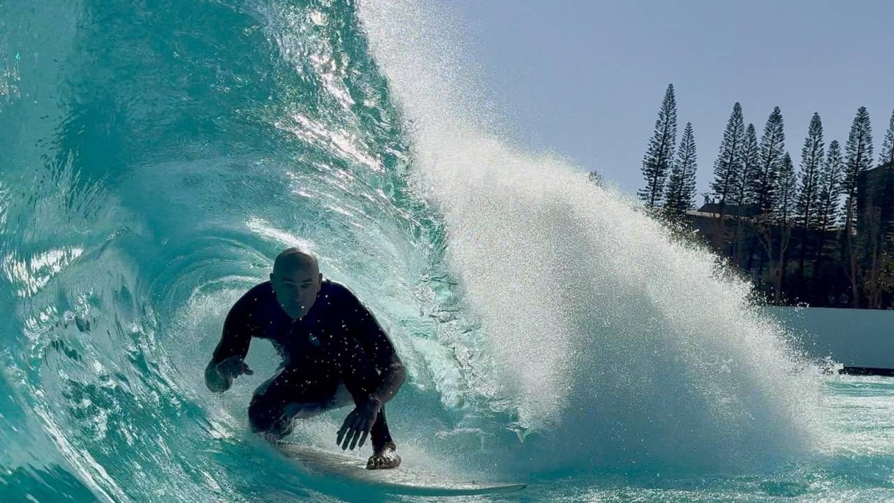 A homenagem de clube com maior praia do mundo a Kelly Slater