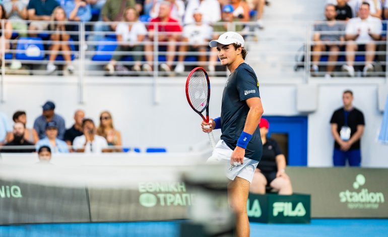 Com Djokovic de olho, João Fonseca vira contra Tsitsipas e garante vitória na Copa Davis