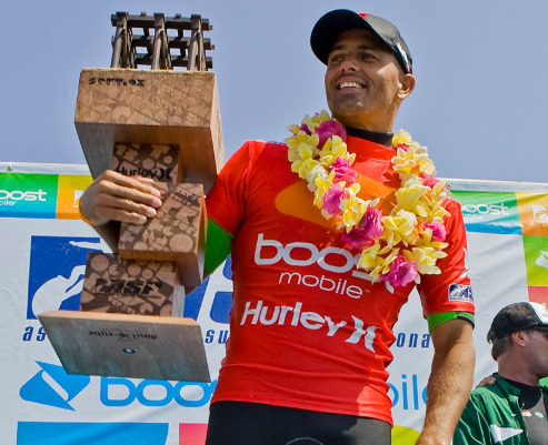 Maior campeão da história do surfe revela sofrer de escoliose ‘há anos’