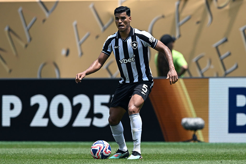 Nove das dez maiores contratações no Brasil foram de Botafogo, Flamengo e Palmeiras